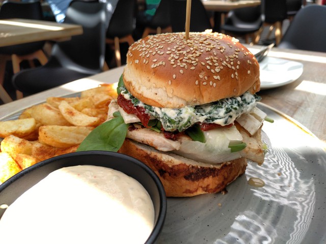 Ilyen egy igazi nyári hamburger!