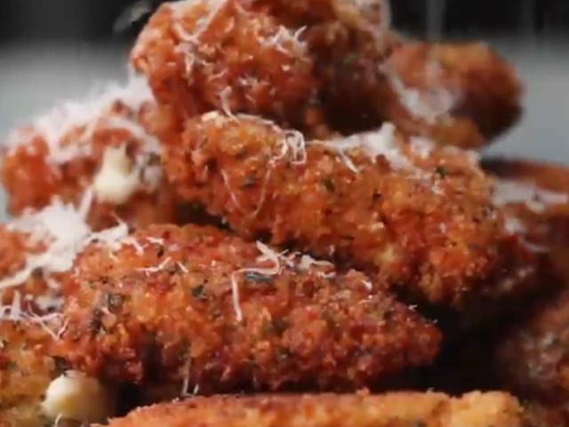 Mozzarellás-csirkés harapnivaló