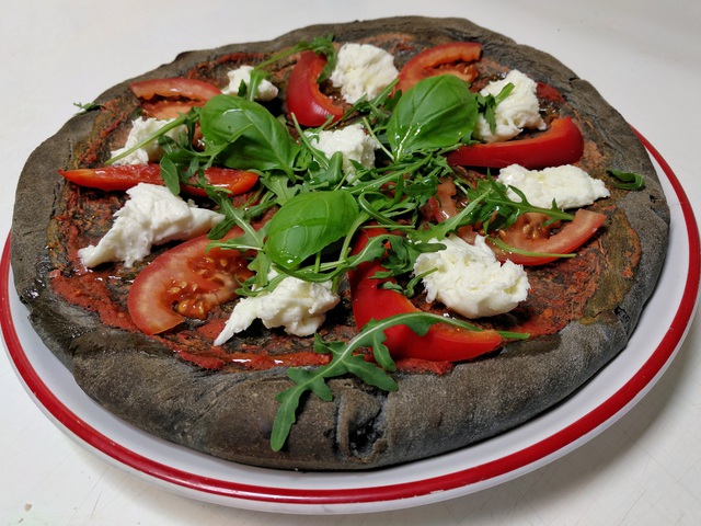 Megérkezett a fekete pizza Budapestre! - Pizza de Nero