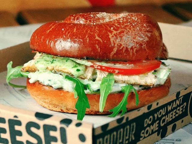 Kecskesajtos briós burgerrel támad a Paneer