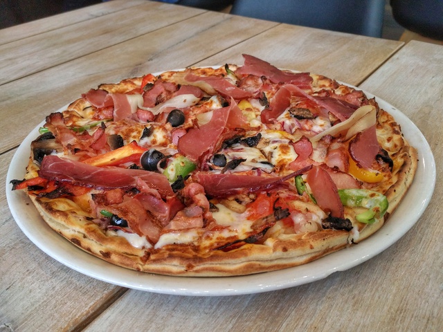 Dupla rétegű húsimádó pizzaszörny - Megagiga Supreme Pizza