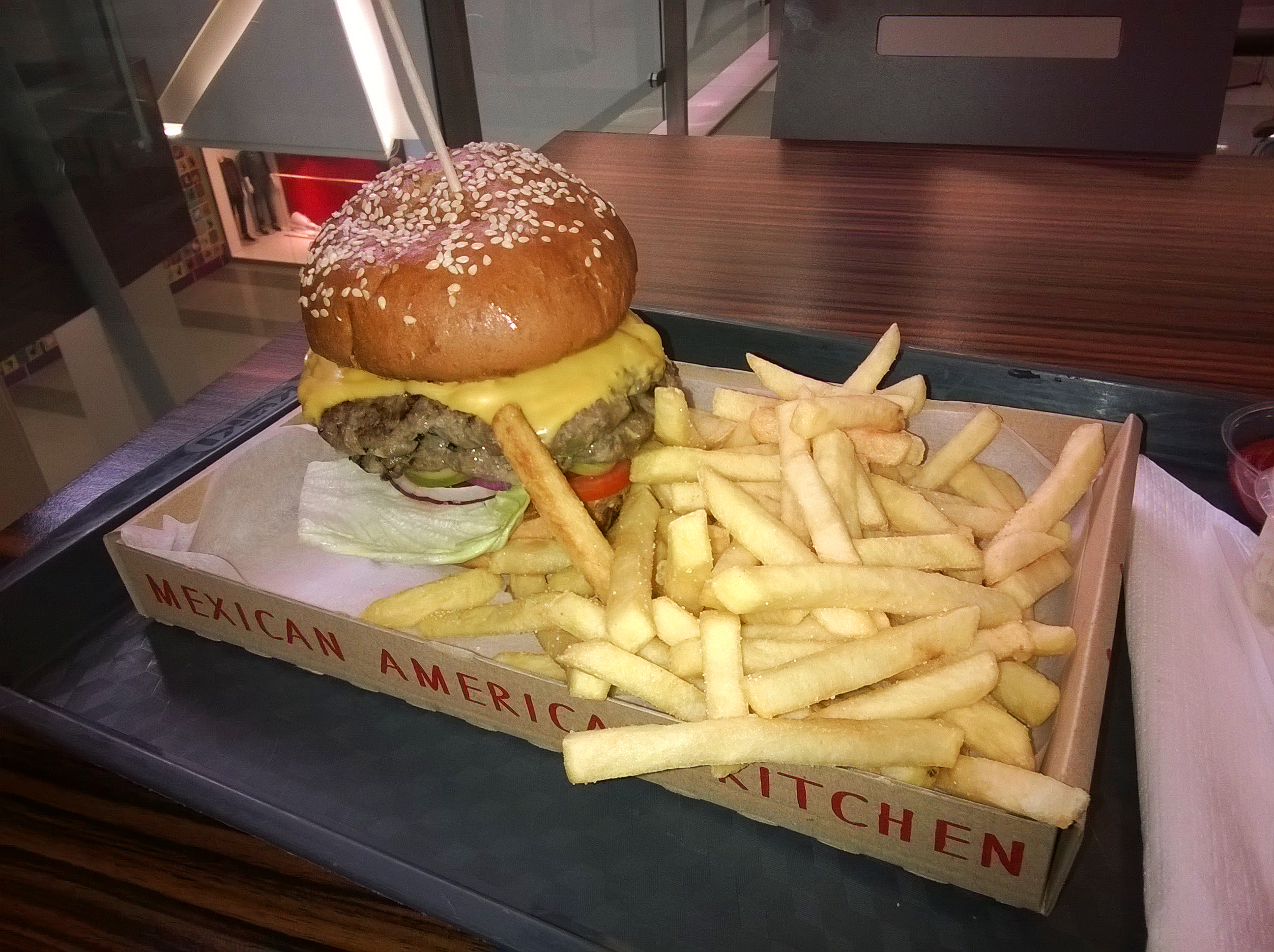 chimichanga_koki_terminal_budapest_hamburger_sajtburger.jpg