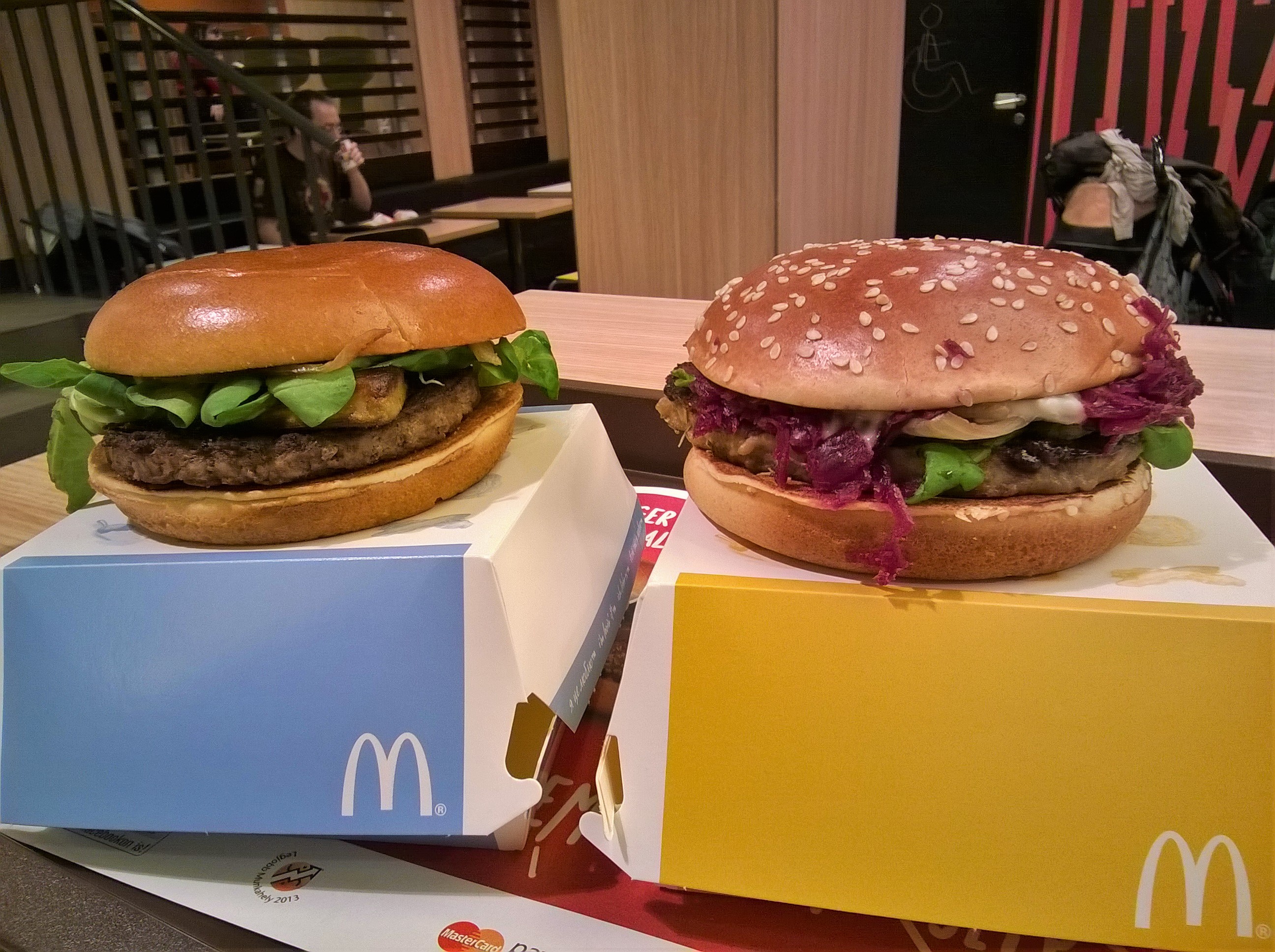 magyar_hetek_libaburger_lilakaposztaval_marhaburger_sult_libamajjal_mcdonalds_meki_2015_2.jpg