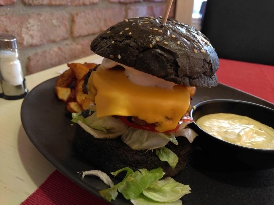 black_pepper_burger_don_pepe_2016_februar_hamburger_custom.jpg