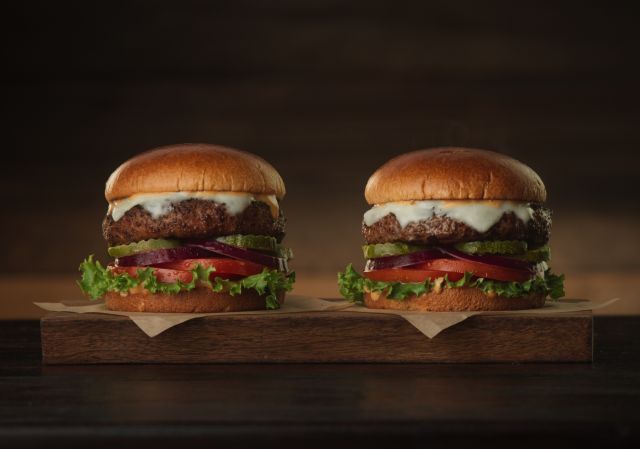 tgi_fridays-beyond-meat-burger-side-by-side-with-regular-cheeseburger.jpg