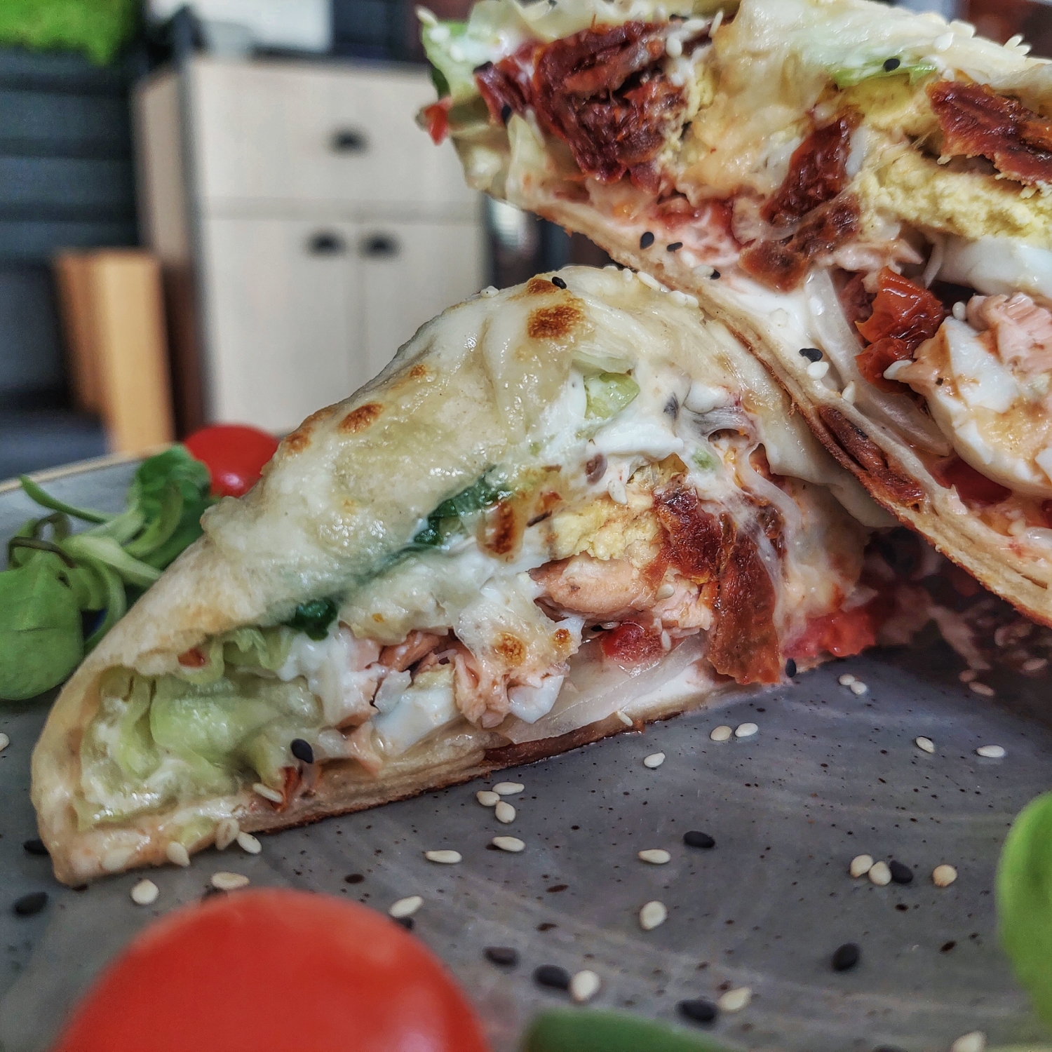 grillezett_lazacsalata_tekercs_don_pepe_aszalt_paradicsom_fustolt_mozzarella_2.jpeg