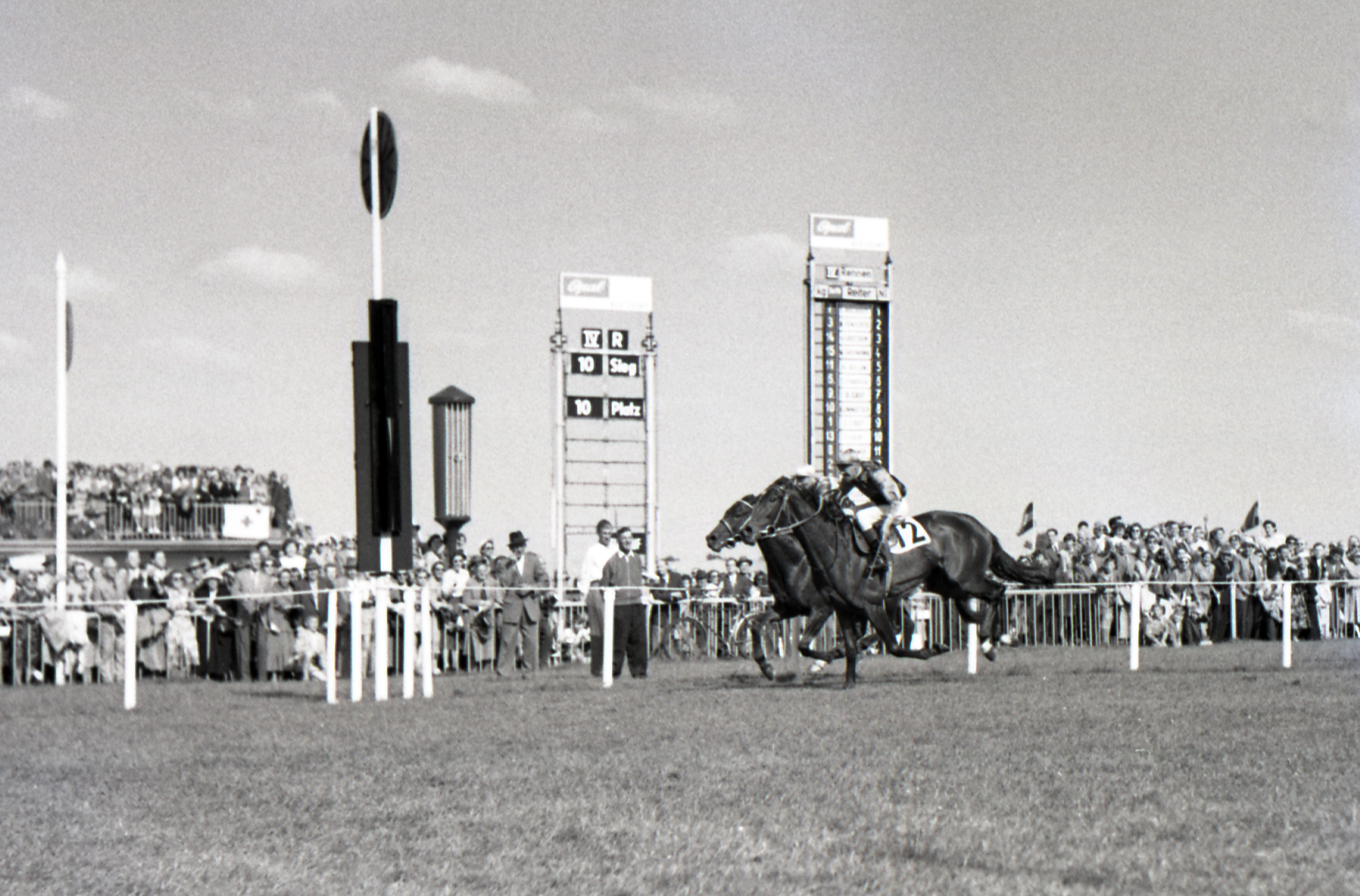 hamburg_lustige_rechts_mit_albert_klimscha_gewinnt_das_86_deutsche_derby_archiv_hilde_hoppe.jpg