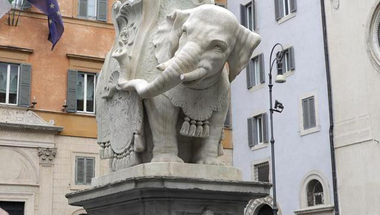 Elefánt és obeliszk