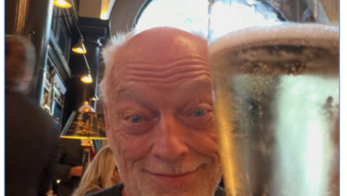 Hegedűs a háttérben