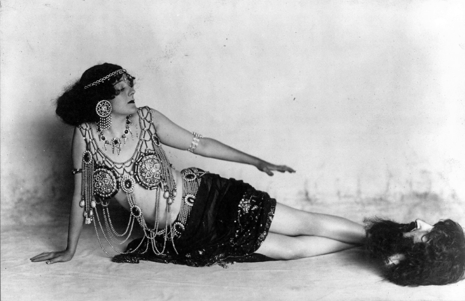 gertrude_hoffman_with_head_of_john_the_baptist_cph_3b03465.jpg