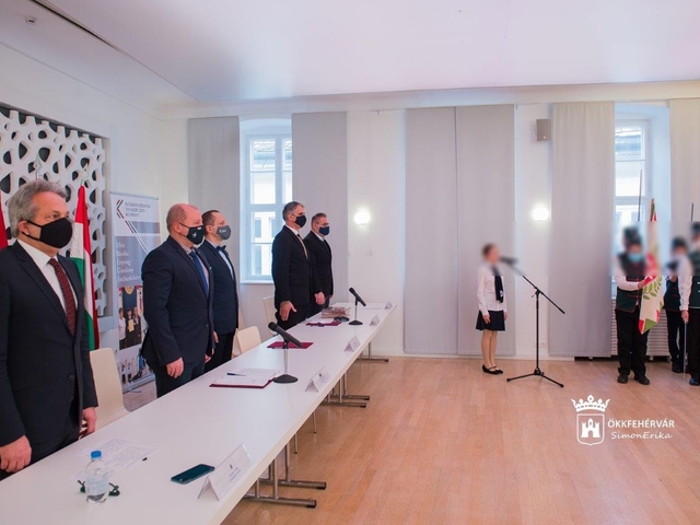 Politikusok gyermekdíszletben