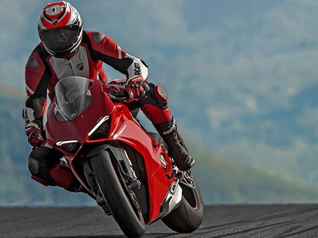 Tesztlehetöség a Hungaroringen az uj Ducati Panigale V4 nyergében