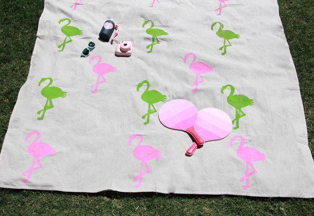 Festett vászon, elkészítése: http://www.abubblylife.com/2014/06/diy-flamingo-picnic-blanket.html