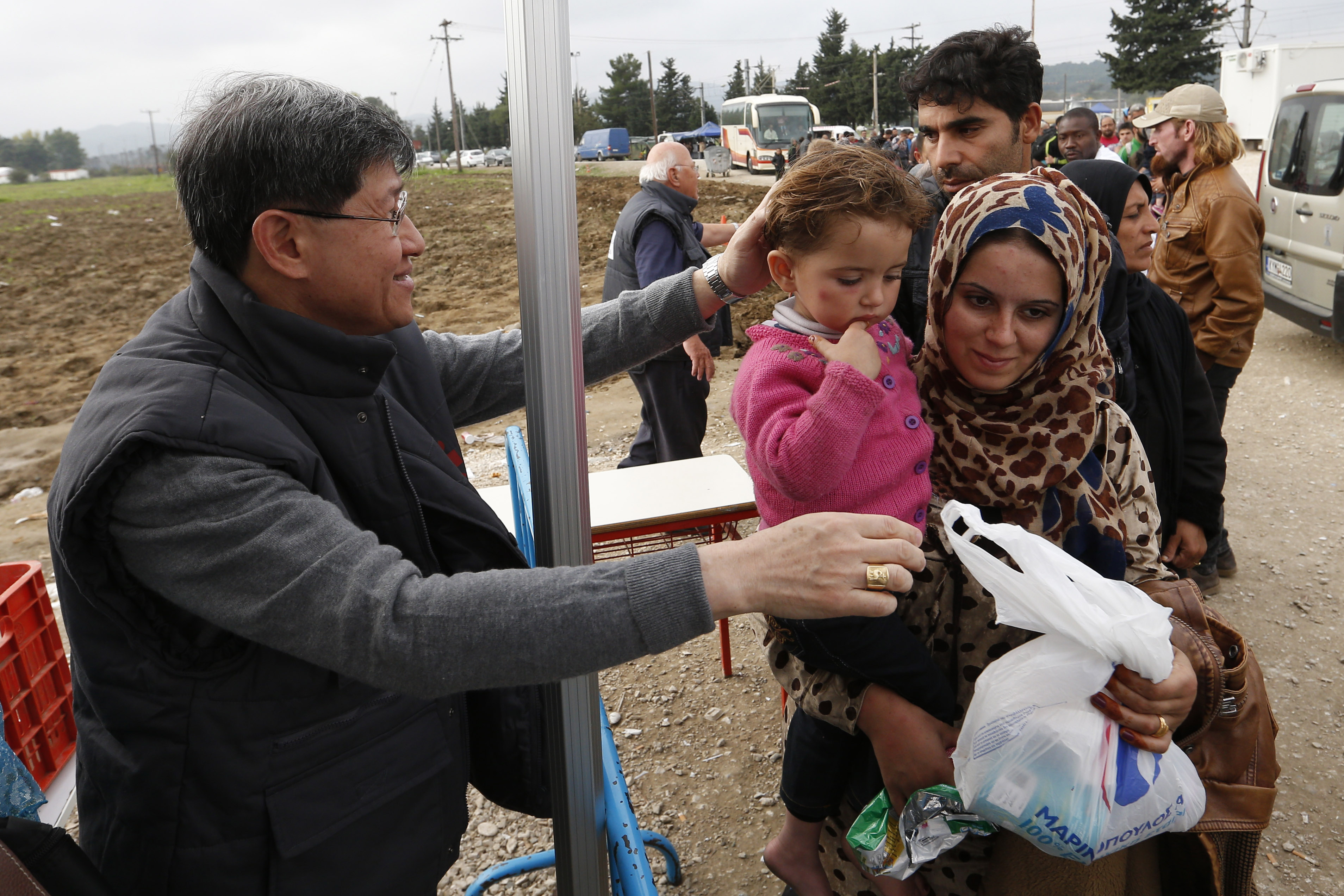 20151019t1724-050-cns-tagle-refugees-idomeni.jpg