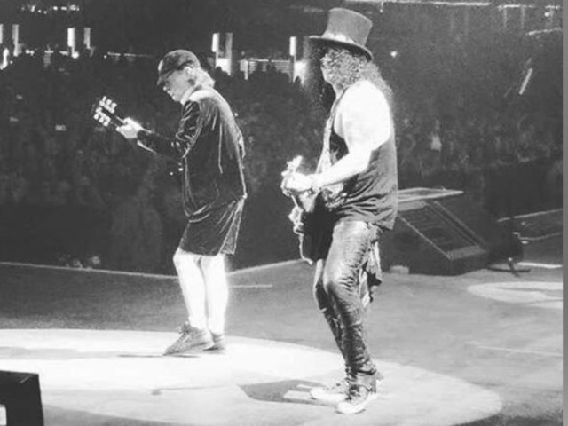 ANGUS YOUNG – Az AC/DC gitárosa a Guns N’ Roses-szal lépett fel