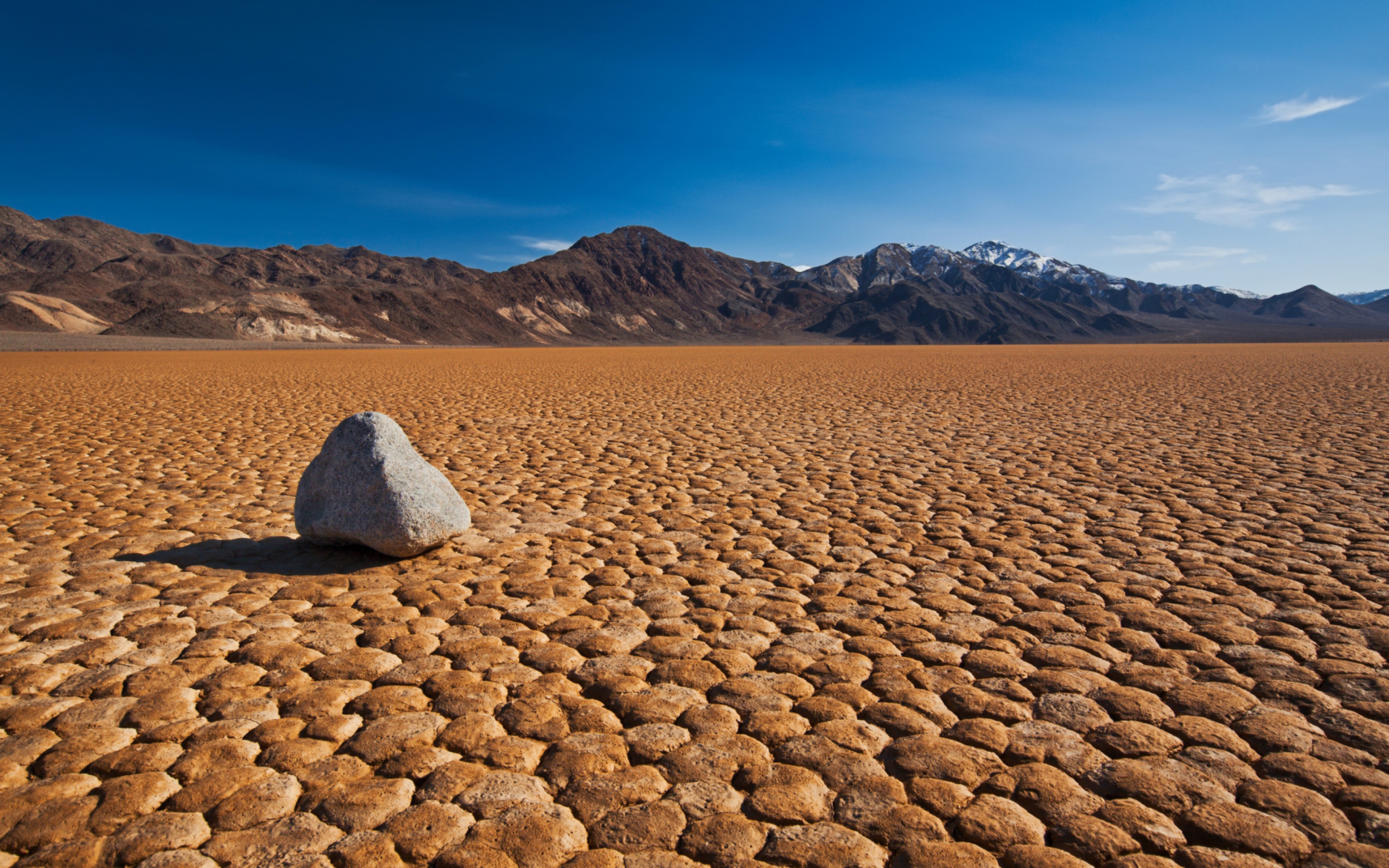 desert_drought_dead_lake_stone_mountains_46692_3840x2400.jpg