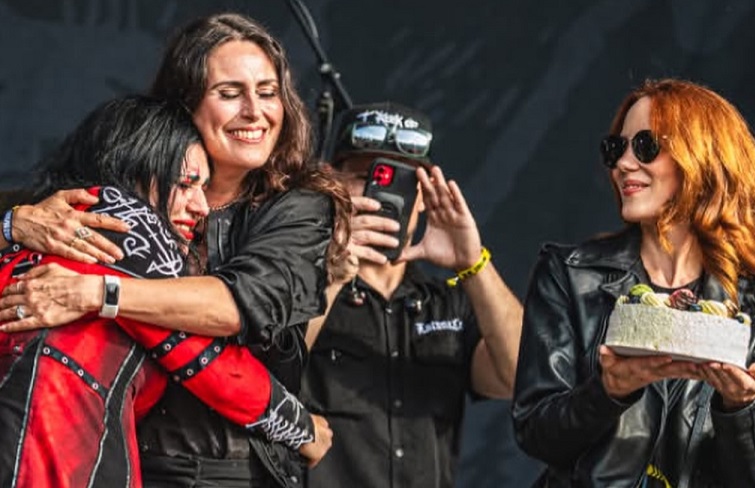 Így köszöntötte fel Cristina Scabbiát Sharon den Adel és Simone Simons