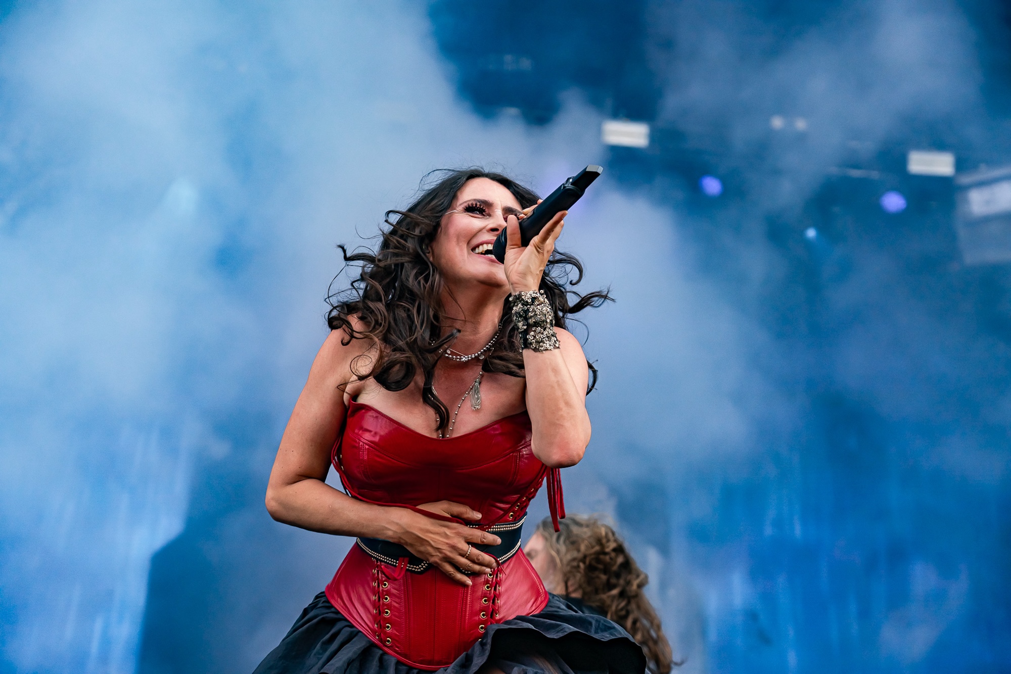 Sharon den Adel: "A zene a válaszunk a világ káoszára"