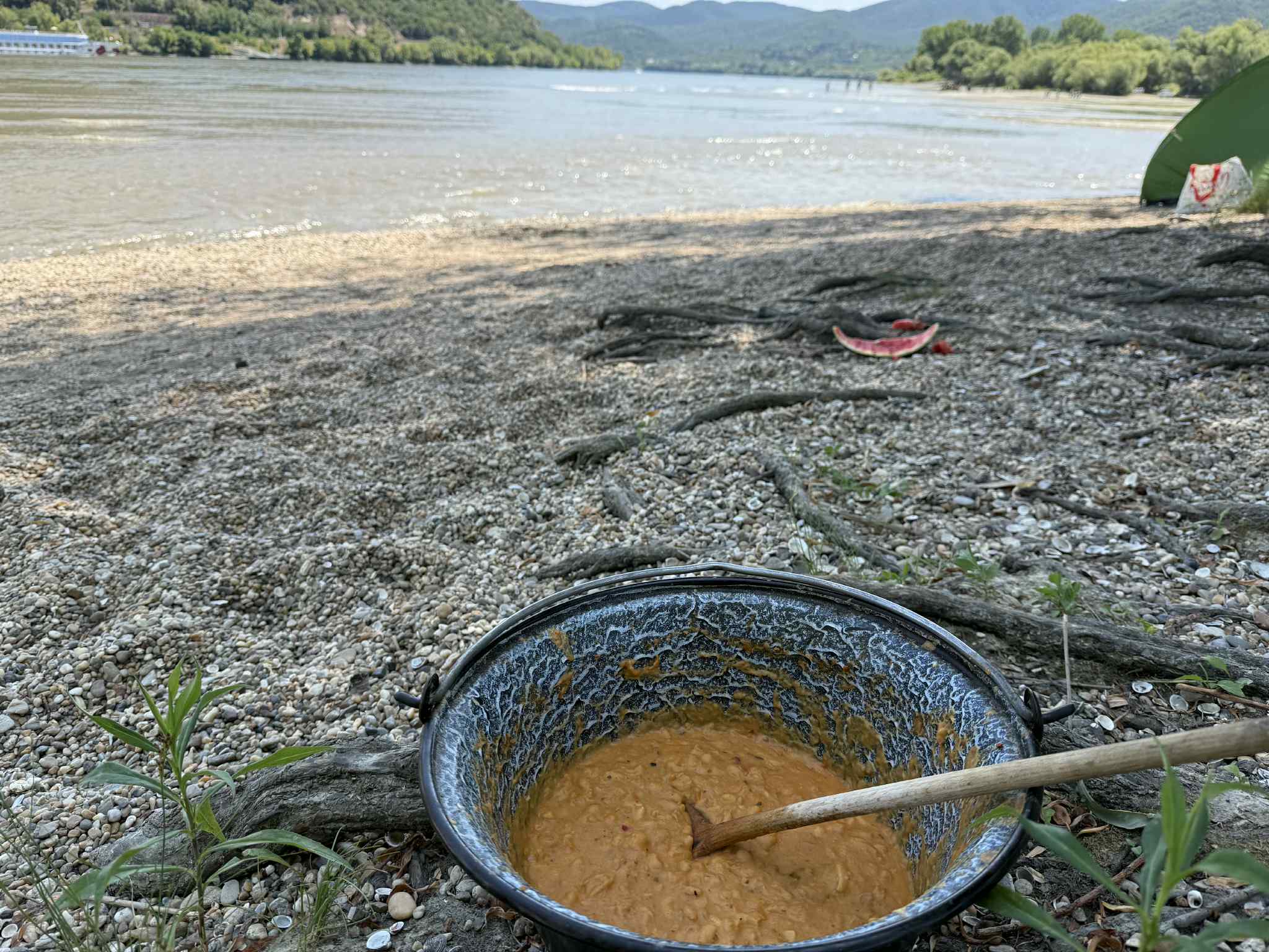 babfozelek_bogracsban_a_duna-parton.jpg