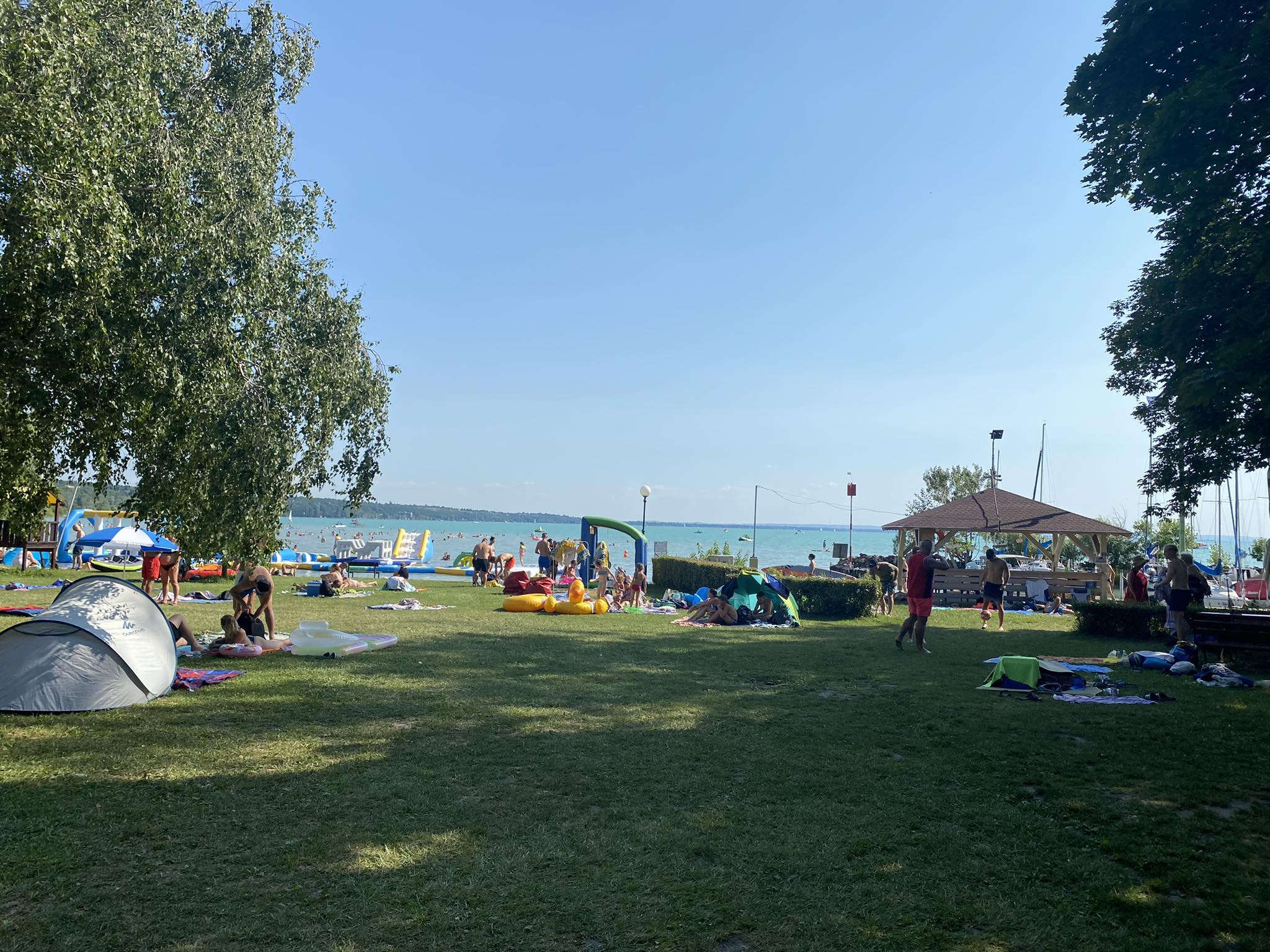 balatoni_kilatas_a_tengosok_kikotojebol_a_balatonakarattyai_strandon.jpg