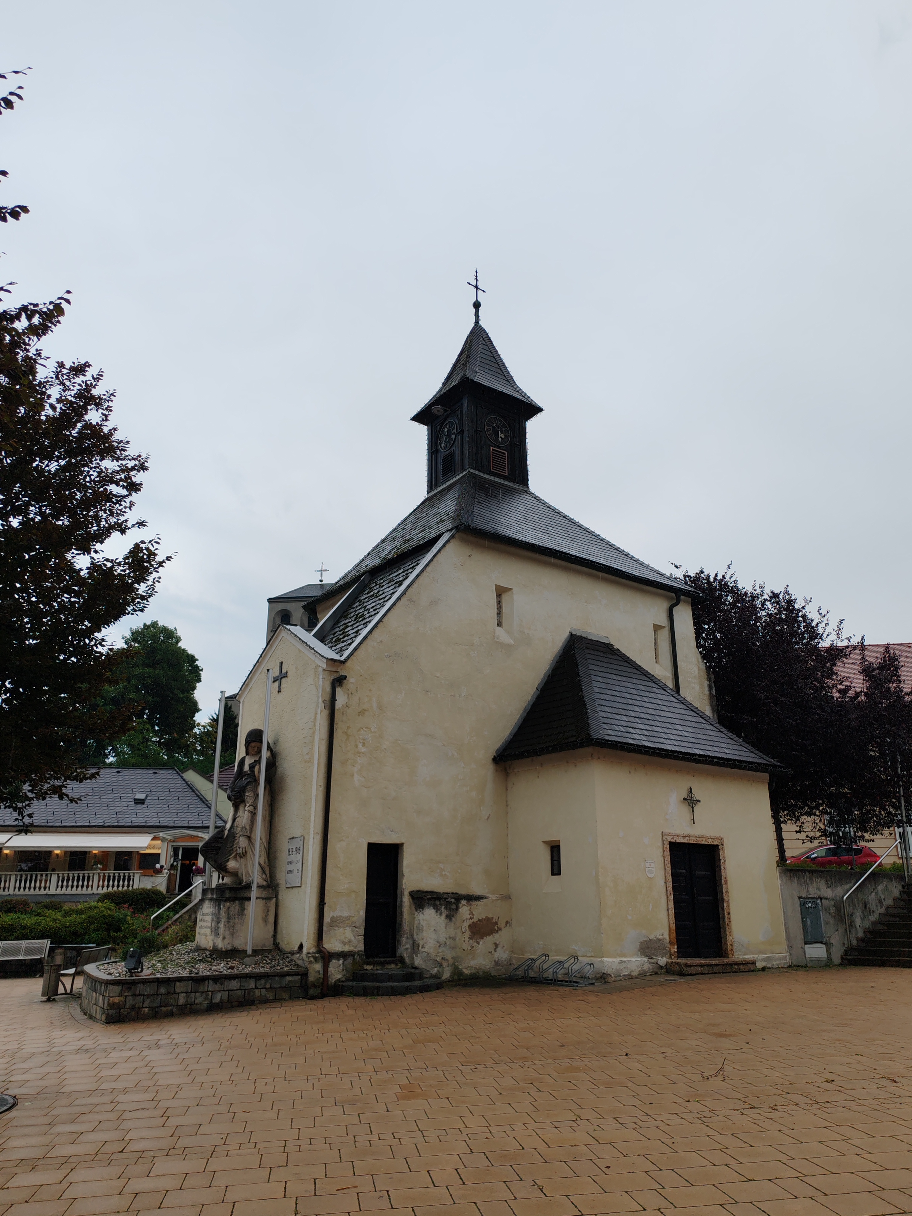 Középkori kis templom Gloggnitz Ausztria hegyvidéki túrázás