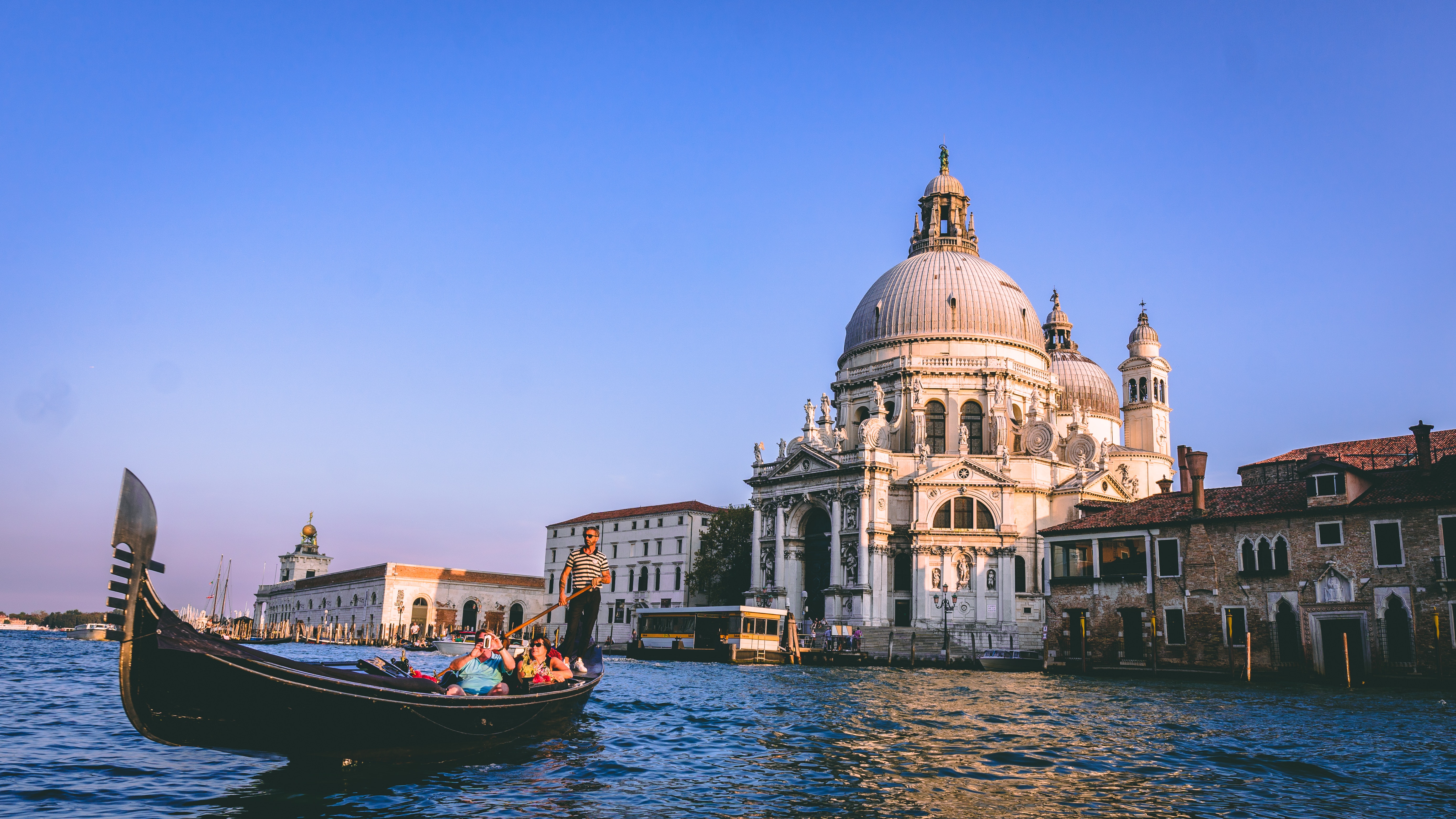 people-on-a-gondola-1796736.jpg