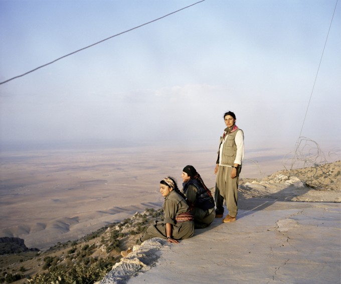A 19 éves Gulan, a 18 éves Zerya és a 17 éves Zilan. A Jin - Jiyan - Azadi (Nők, élet, szabadság) sorozatból. Szindzsár, Észak-Irak, 2015 szeptember.