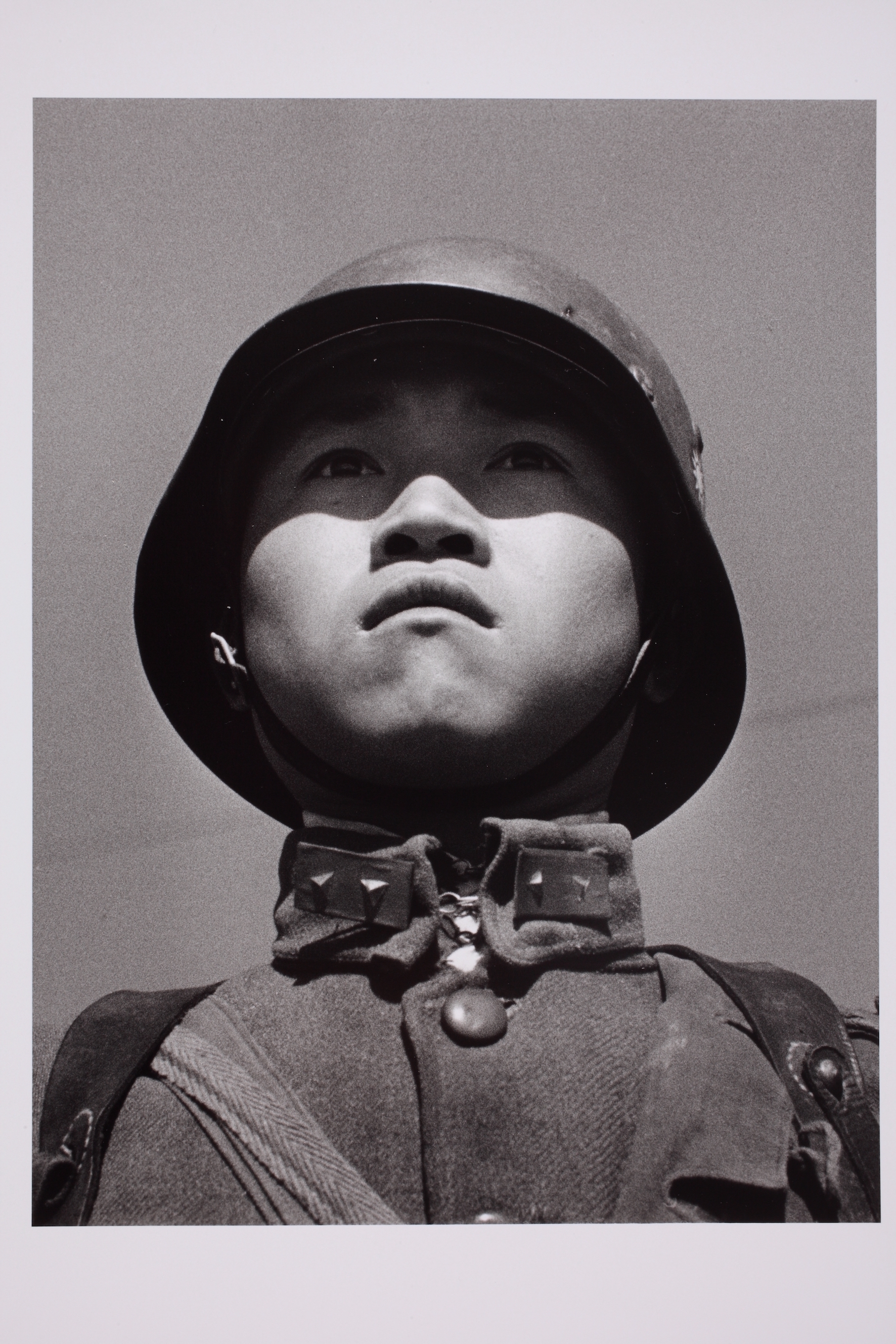 Egy tizenéves kínai katona portréja. Hankou, Kína, 1938. március. © Robert Capa © International Center of Photography/Magnum Photos