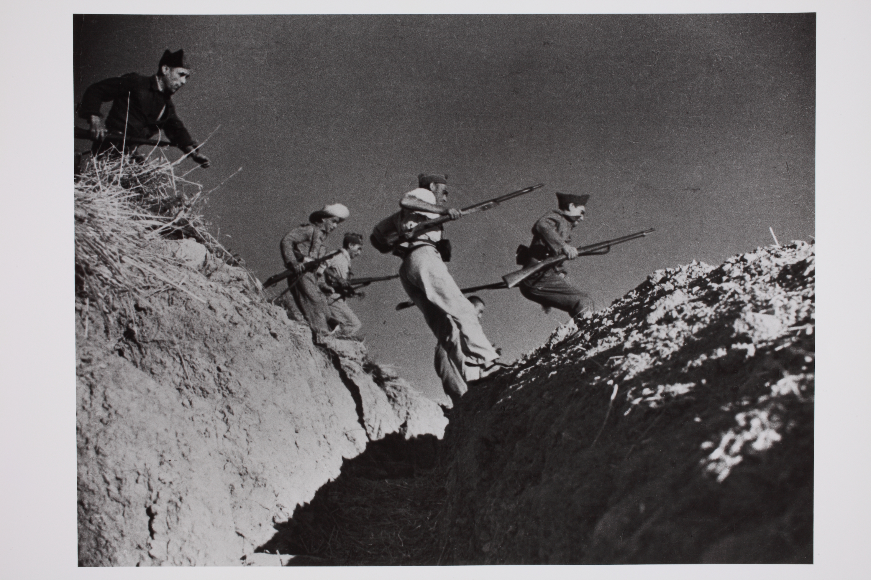 Köztársasági milicisták egy vízmosást ugranak át. Cerro Muriano, Córdoba front, Spanyolország, 1936. © Robert Capa © International Center of Photography/Magnum Photos