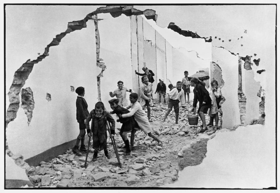 Henri Cartier-Bresson 1933<br />Sevilla, Spanyolország.<br /><br /><br />