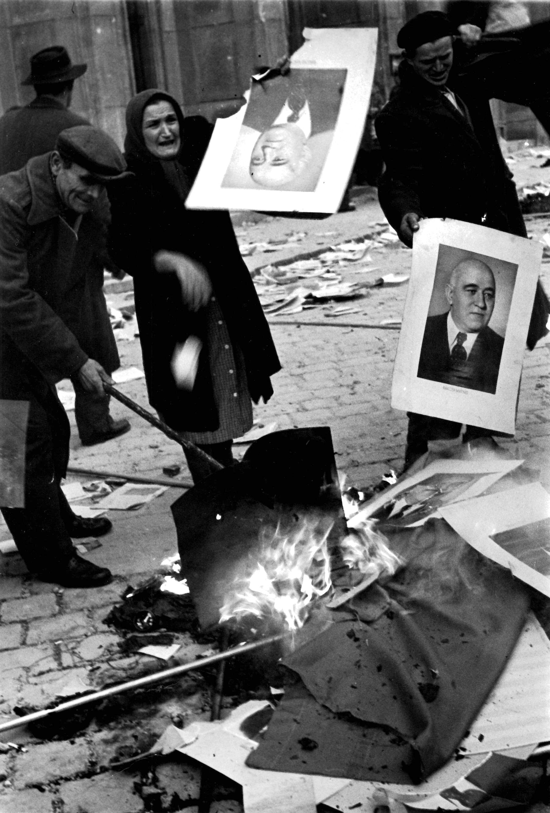 Erich Lessing<br />Felkelők Rákosi Mátyás portréit égetik el, Budapest, 1956. október<br />© Erich Lessing