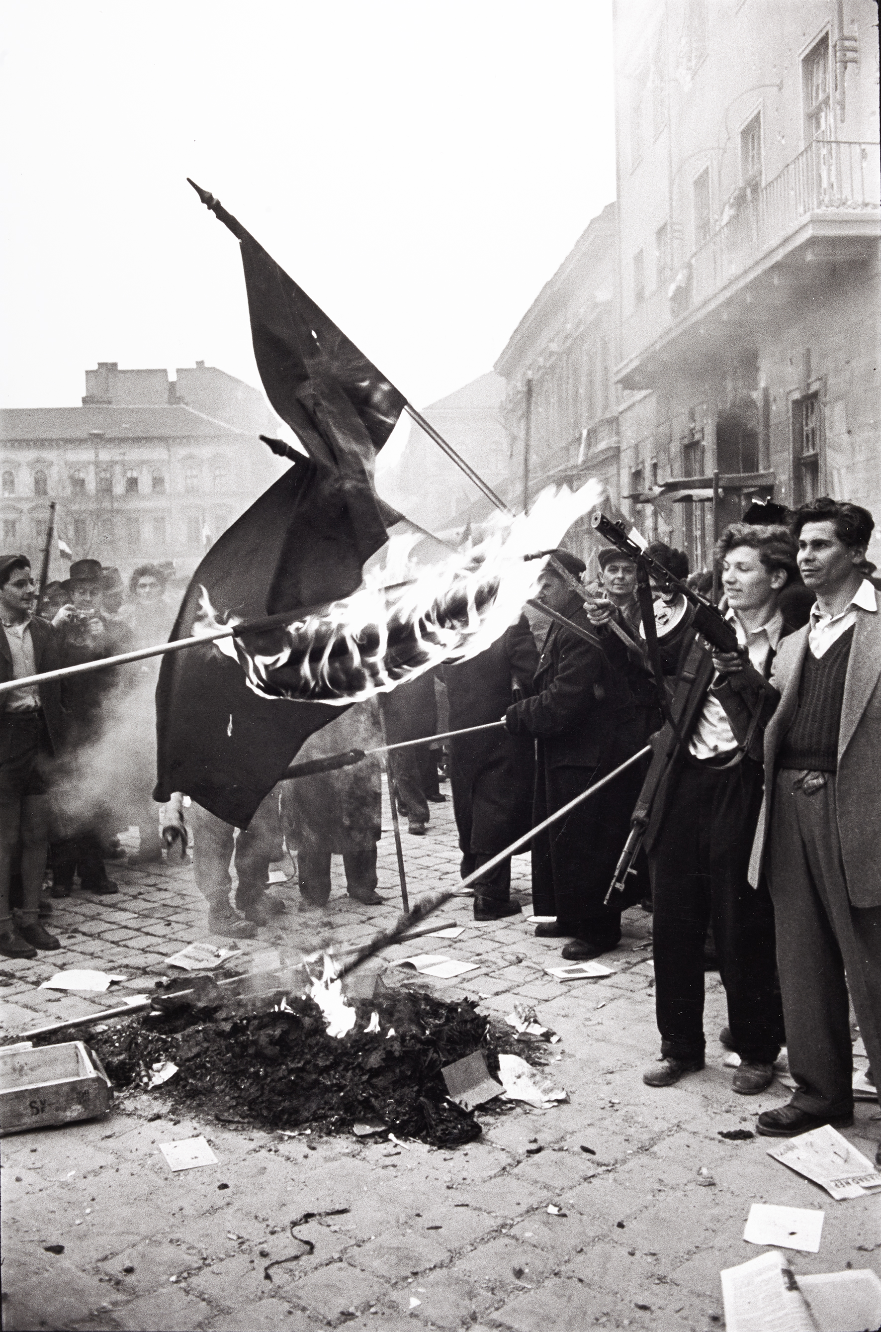 Erich Lessing&lt;br /&gt;Szovjet zászlókat égetnek el a kommunista párt székházának elfoglalása után. Budapest, 1956. október 30., Köztársaság-tér.&lt;br /&gt;© Erich Lessing