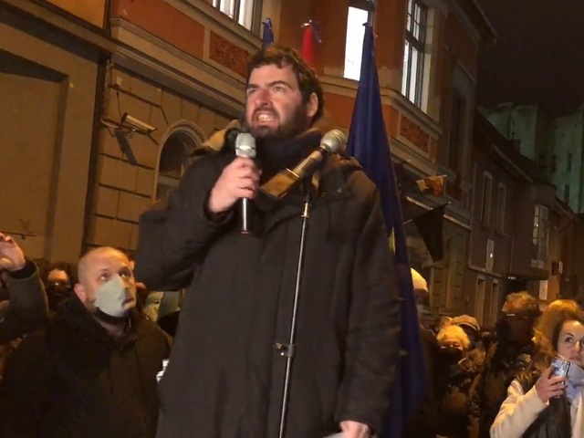Mocskos b*zik! – kiabálták a toleráns balos "tüntetők" a NAV-osoknak