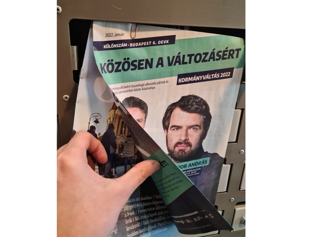 Közpénzből készült újság mellé tűzik a baloldali jelölt propagandaanyagát