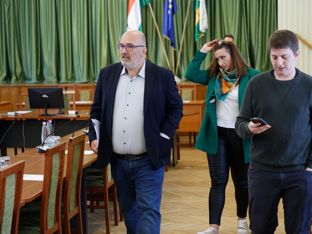 A köpönyegforgató józsefvárosi baloldal a demokráciát üti szájba és köpi arcul választóit