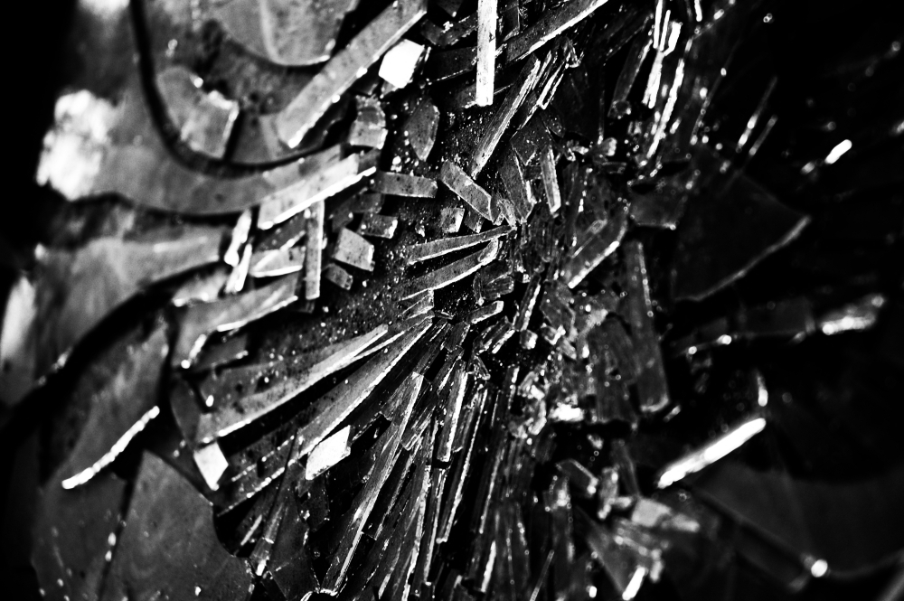 broken_glass_by_zeh235.jpg