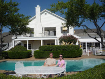 Dallas_sorozat_Southfork_Ranch_medence_Szijjarto_villa.png