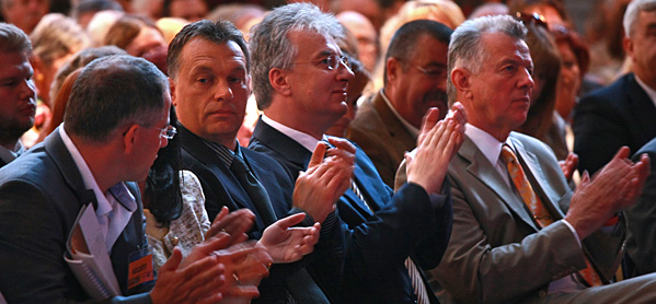 Fidesz_kongresszus_2009_Kosa_Pelczne_Orban_Semjen_Schmitt.png