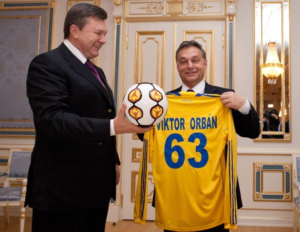 Viktor_Janukovics_bukott_ukran_elnok_Orban_Viktor_magyar_kormanyfo_kulpolitika_diplomacia_labda_foc_mez_futball_labdarugas.jpg