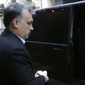 Amidőn Orbán beszállt a kisbuszba - pillnatfelvétel a bukásról