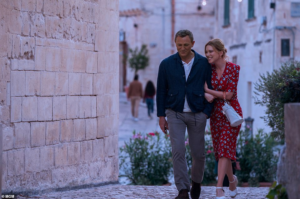 48058101-10002939-daniel_craig_and_lea_seydoux_in_a_scene_from_no_time_to_die_whic-a-20_1632303001815.jpg