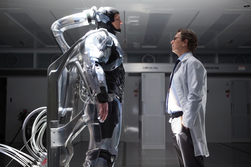 Gary-Oldman-and-Joel-Kinnaman-in-RoboCop-2014-Movie-Image.jpg