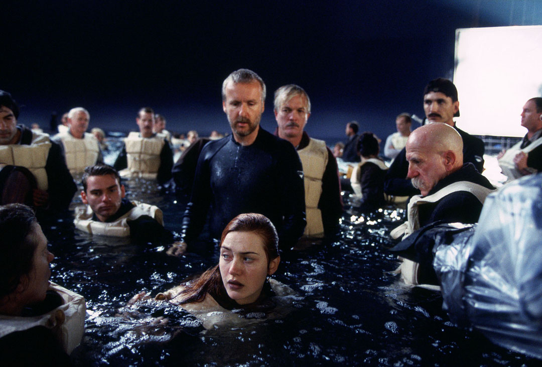 kate-winslet-middle-front-with-james-cameron-titanic-set.jpg