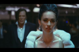 Megan Fox és Rourke mutánsnak áll. Kritika a Végjáték című khm... filmről