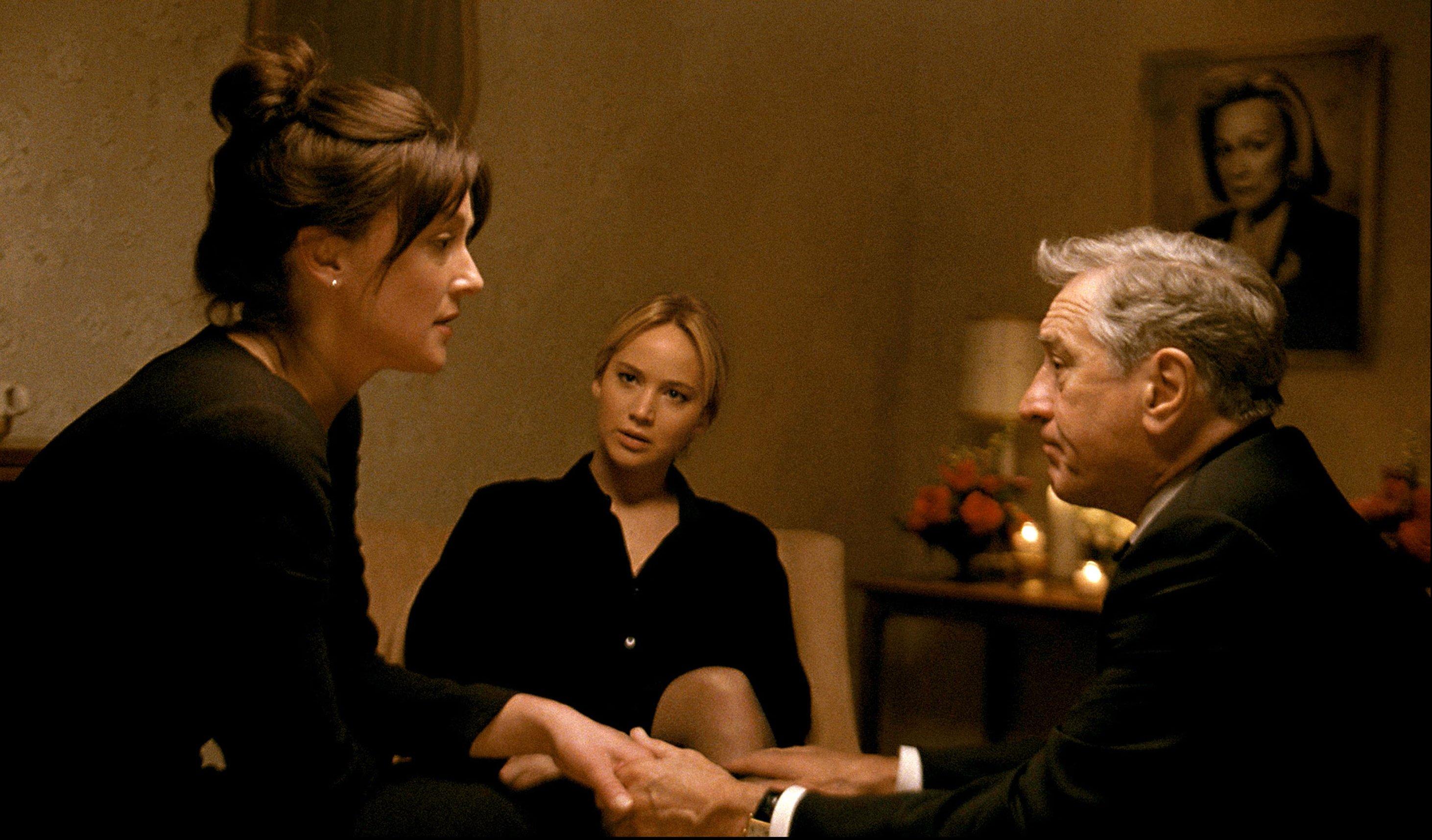 still-of-robert-de-niro_-elisabeth-rohm-and-jennifer-lawrence-in-joy-_2015_-large-picture.jpg