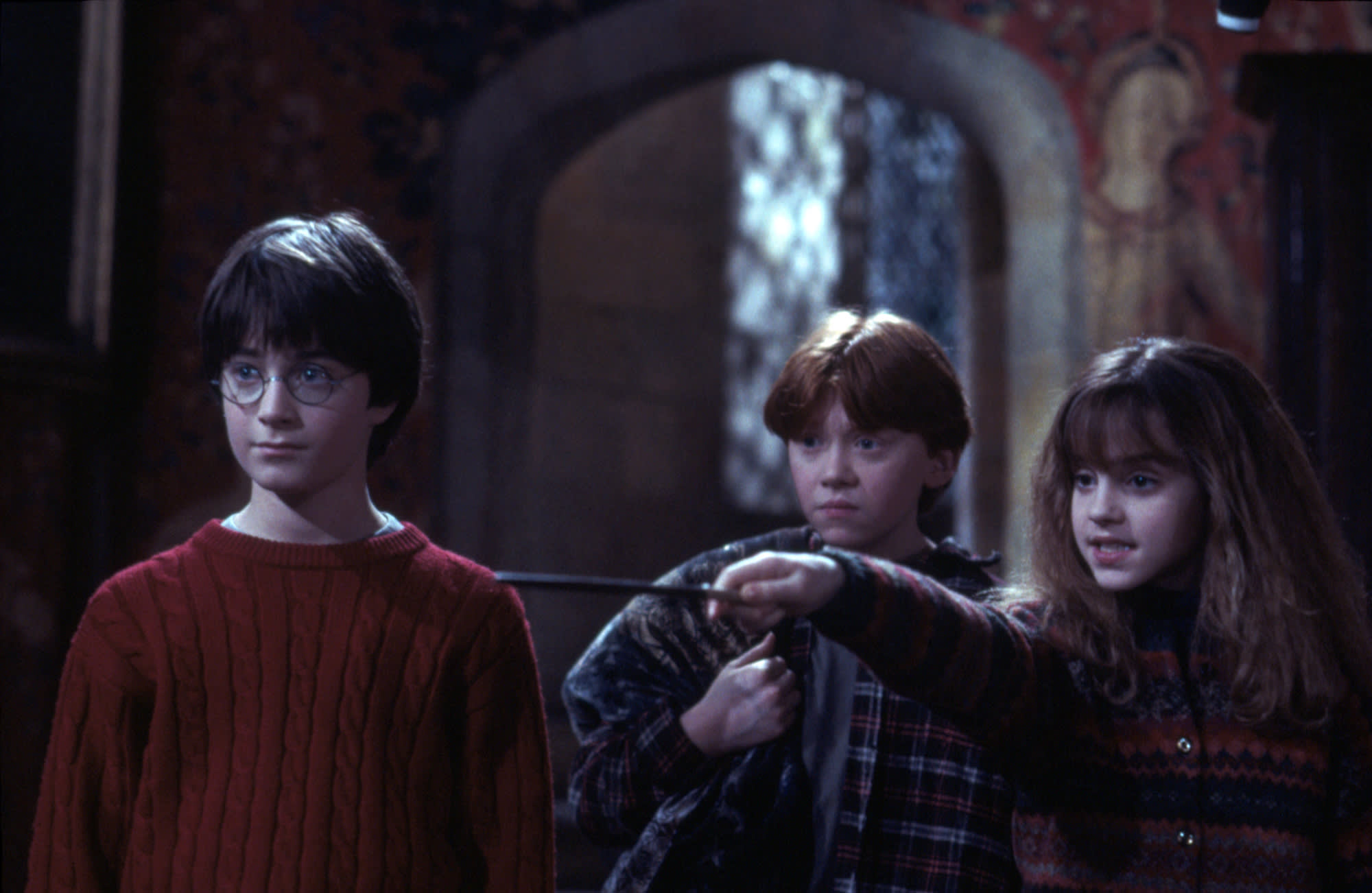 hp-f1-philosophers-stone-harry-ron-hermione-common-room-petrificus-totalus-web-landscape.jpeg