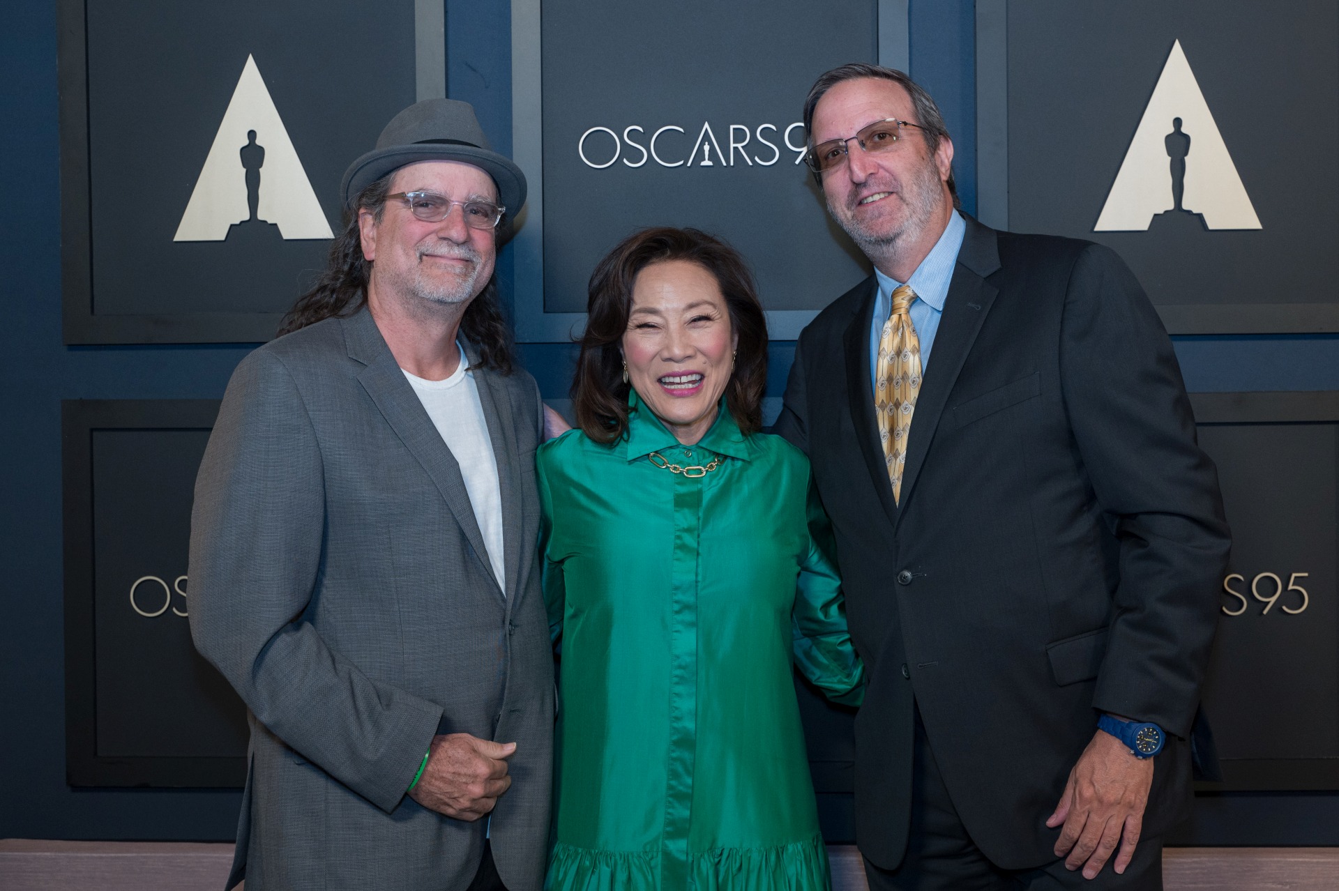 Janet Yang az Akadémia Elnöke Glenn Weiss és Ricky Kirshner show producerek társaságában