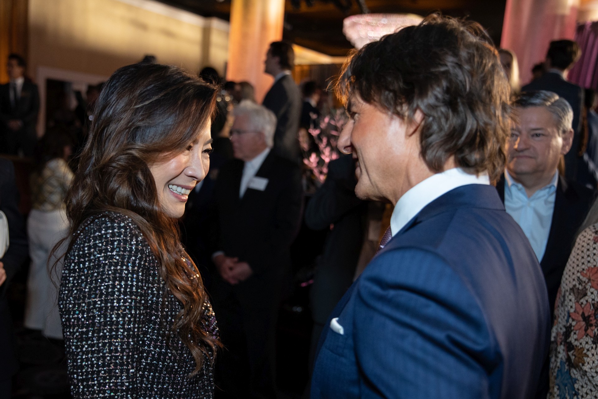 Michelle Yeoh és Tom Cruise, a háttérben Ted Sarandos Netflix vezér figyel :-)