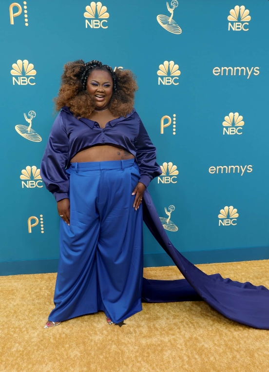 Nicole Byer öltözéke maga a Megfejthetetlen üzenet