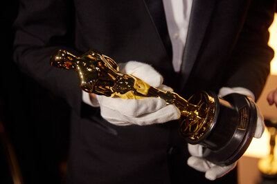 oscar_in_hand_1.jpg